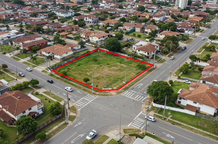 Imagem aérea ilustrando um terreno de esquina em São Carlos destacando suas vantagens e desvantagens no mercado imobiliário